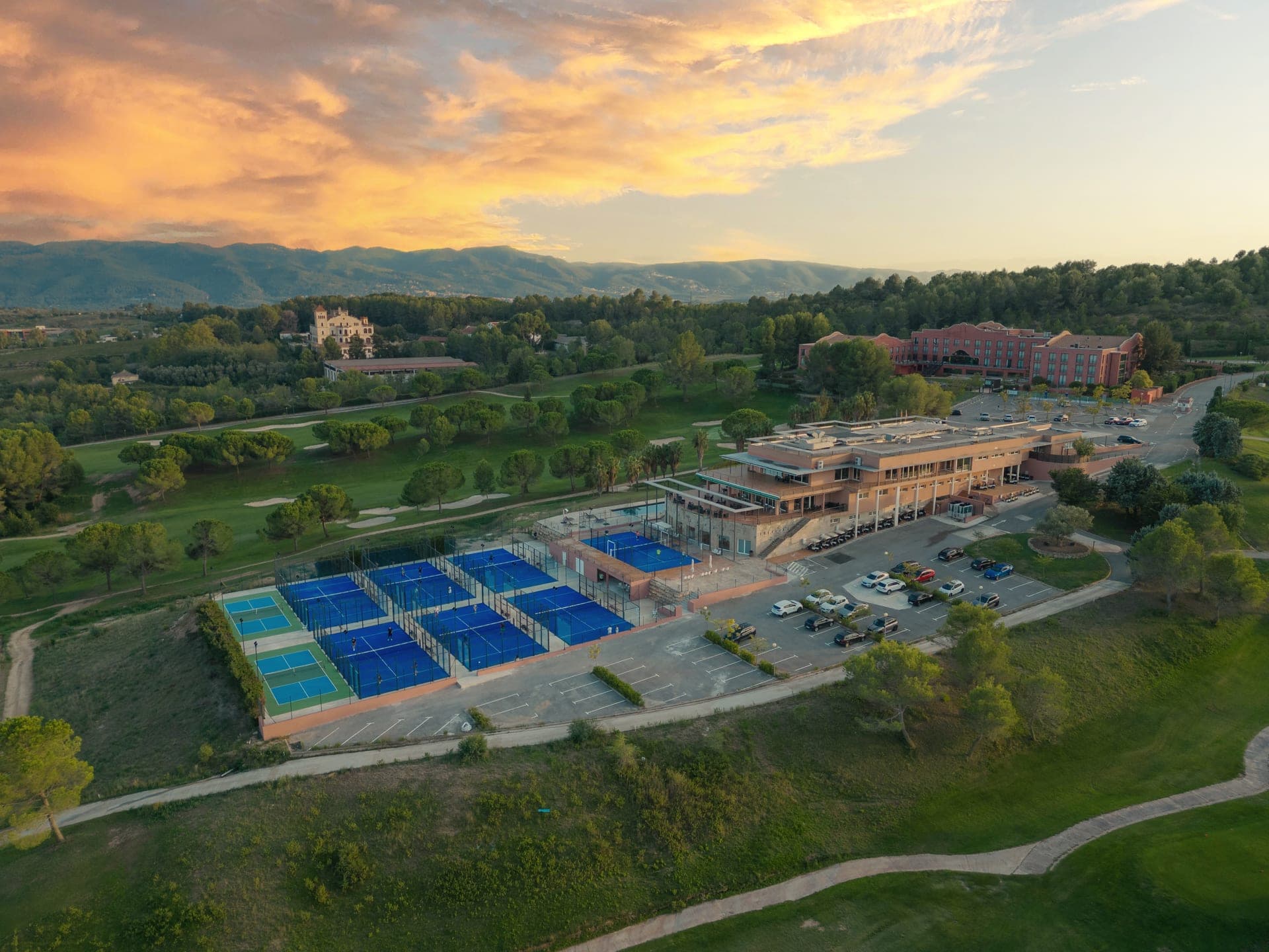 Club-Anlage im Abendlicht mit Blick auf die katalanischen Berge