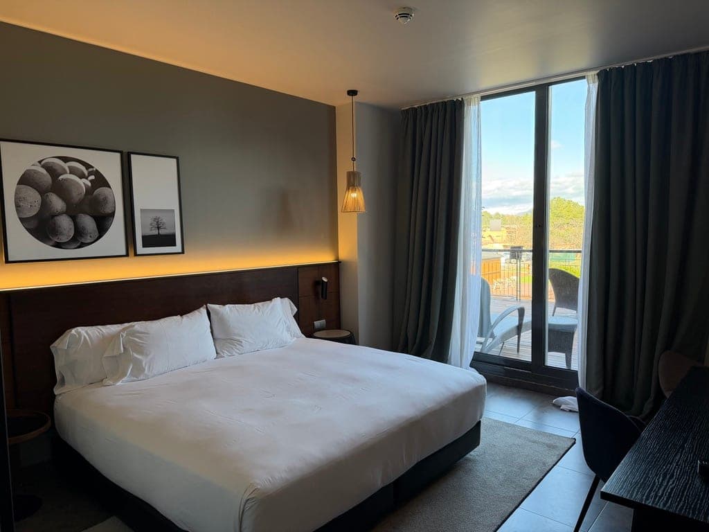 Einzelzimmer im Camp-Hotel mit Doppelbett und Balkonblick